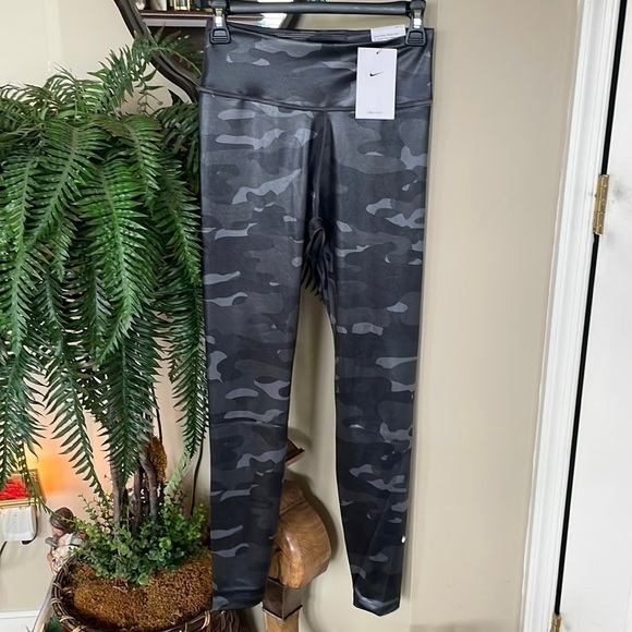 Brand New Nike Dri-Fit One Full Length Mid Rise Shiny Black & Grey Camo Leggings - Picture 1 of 14